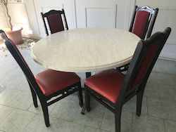Table ronde avec 4 chaises rouges et noires dans une salle de restaurant vide