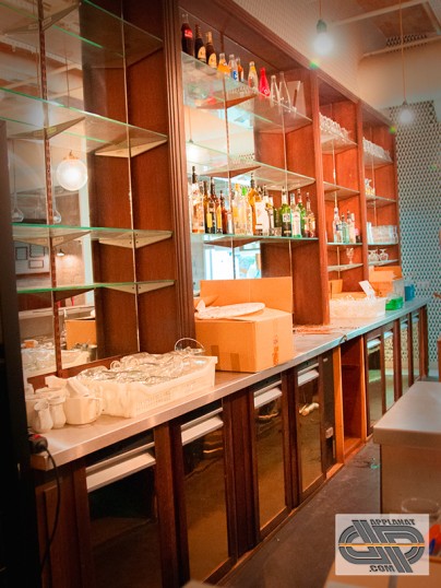 arrière bar avec miroir tablettes en verre et desserte réfrigérée