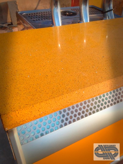 Piste de comptoir de bar matériau hyper-résistant, anti rayures imitation granit jaune vif moucheté