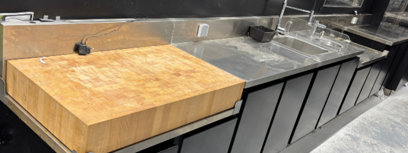 Bandeau de présentation de la ligne complète de meubles professionnel inox d'occasion à habillage thermolaqué noir profondeur 65cm