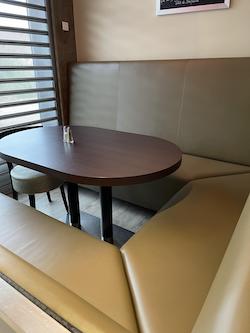Banquettes bar en U avec table wengé plateau oblong