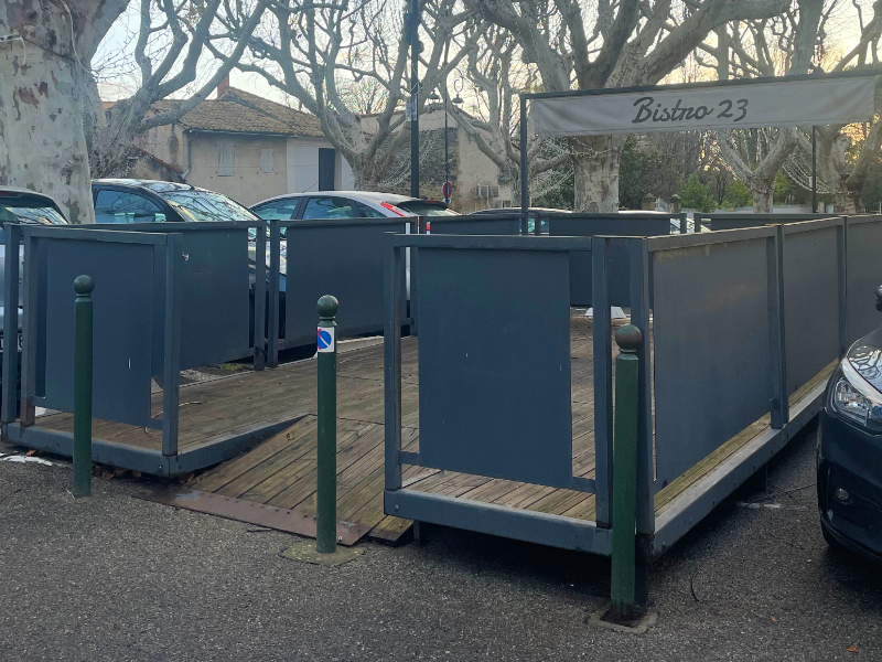 Terrasse fixe pour commerce ou collectivité, plancher bois traité, garde-corps robustes – une solution pratique pour aménager une zone extérieure 