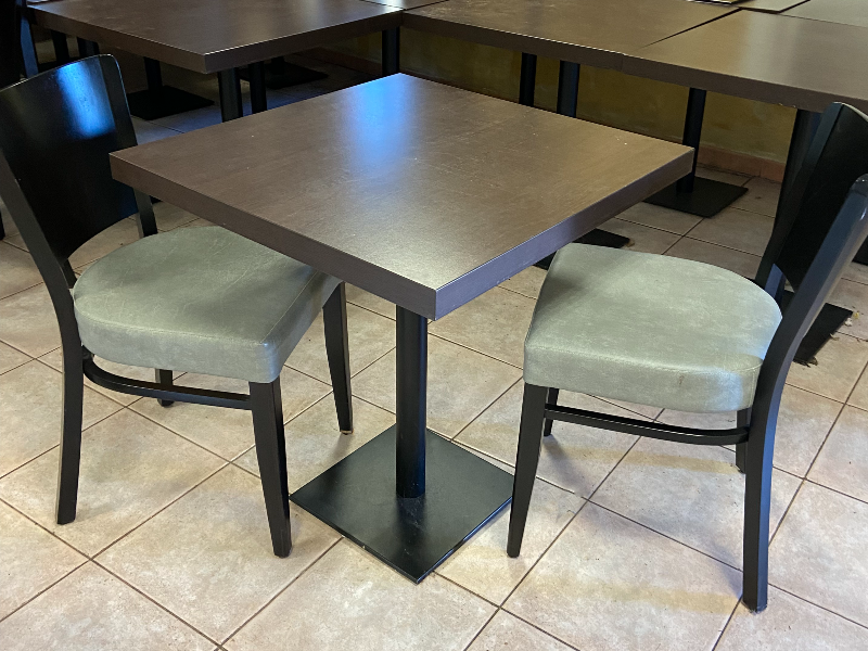 Mobilier CHR d'occasion : guéridons à plateau carré bois et chaises noires avec assises grises en simili-cuir