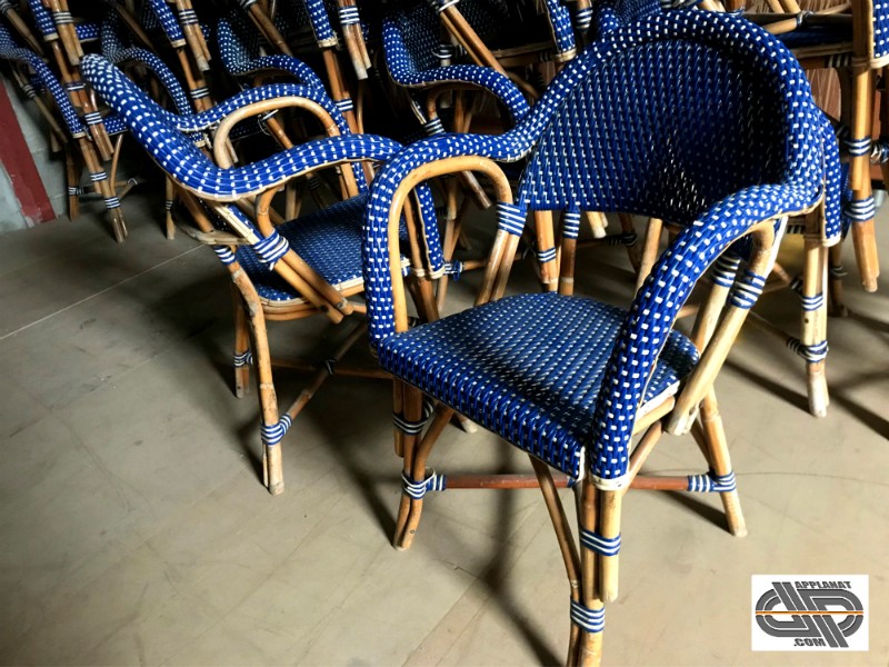 Lot 38 Fauteuils De Restauration En Rotin Tressage Bleu Blanc Occasion Vendu
