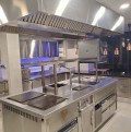 Cuisine de restaurant haut de gamme équipée avec du materiel professionnel d'occasion