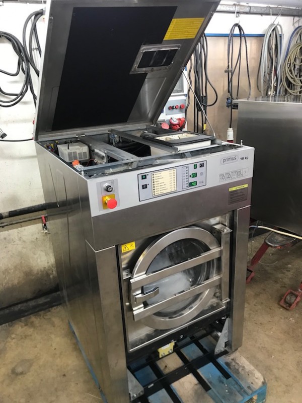 Cabine de détachage a vêtements d'occasion rénovée en atelier