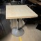 Lot 27 tables resto. plateaux style chêne clair 60 x 70 cm 
