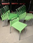 Douzaine de chaises coloris vert pistache & dossier transparent