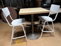 Assortiment 7 tables hautes (90 cm) + 14 chaises hautes (style tabourets d'école)