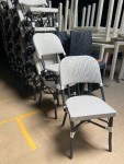 Lot 26 chaises terrasse vintage alu gris & toile textilène blanche, empilables