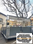 Terrasse d'extérieur en bois avec panneaux en fer forgé -  27m²