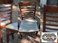 Lot 11 chaises resto structure bois & assises simili cuir blanc