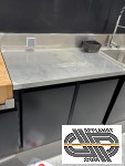 Table inox gamme 650 sur placard 2 portes finition noire