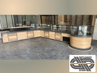 Comptoir magasin ambiance « rustique chic » | 4m30 x 6m20 | bois naturel & noir avec vitrine froide avec carrousel