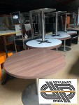 Lot de 8 tables professionnelles Ø90 cm, plateau style bois & pied inox