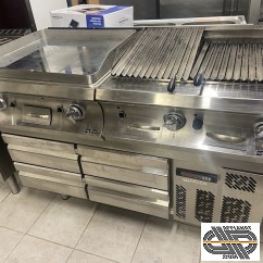 Poste travail grilladin(e) | Top plancha chrome gaz + Top gril charcoal gaz sur meuble frigo à 4 tiroirs GN1/1