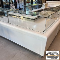 Grand comptoir en angle 4m70 x 2m40 : vitrine design resto traiteur