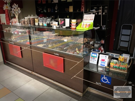 ligne comptoir avec vitrine et meuble caisse accessible PMR handicapé,  rampe inox au pied ( protection idéale contre les coups de caddies en galerie 