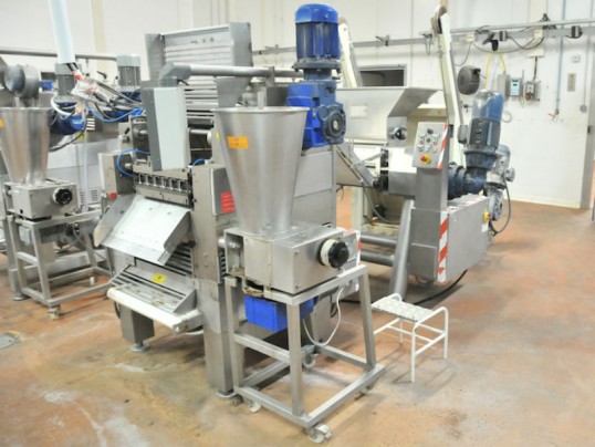 machine a alimenter la farce DOMINIONI - PL 100 B montée sur Machine de production de Cappelletti D540