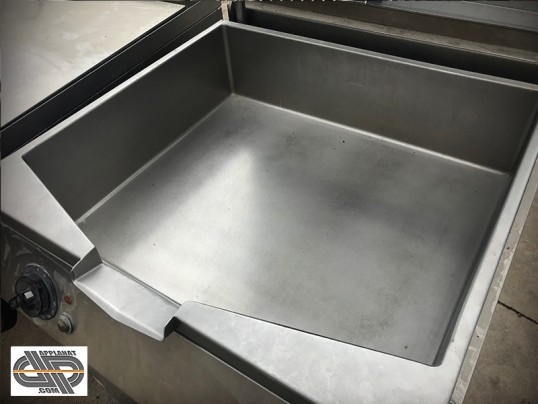 Interieur de cuve d'une sauteuse Franstal en acier compound dalle de cuisson surfacée inox