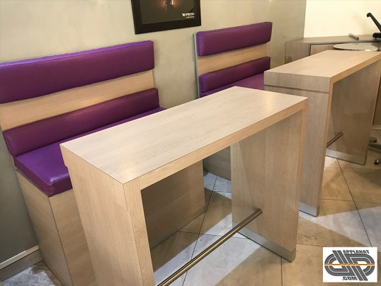 Banquettes de restaurant avec tables mange debout