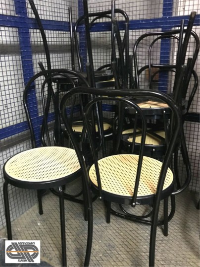lot de chaises de brasserie bistrot