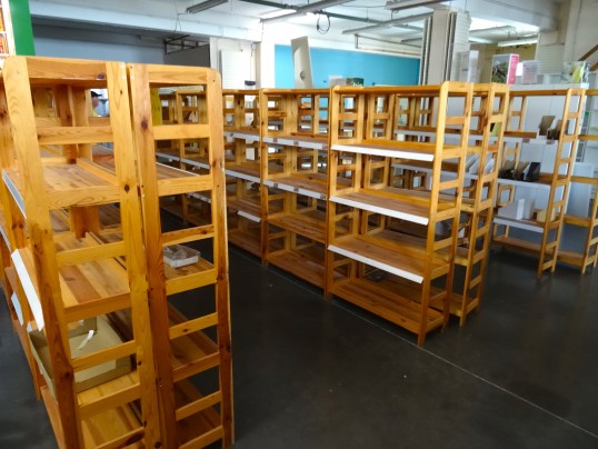 étagères bois magasin bio