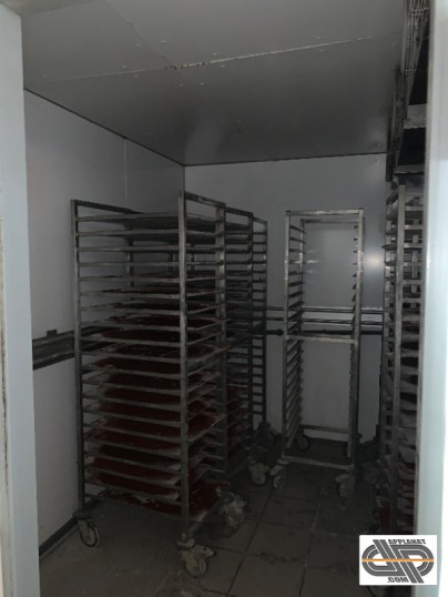 Interieur de chambre de pousse de boulangerie avec des chariots 400 x 600 mm