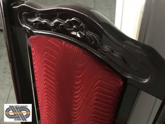 dossier de chaise de restauran avec motif mouluré de rose