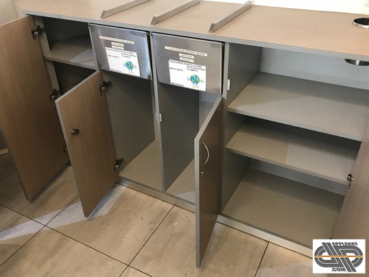 Mobilier CHR d'occasion récent à 2 poubelles et rangement multiples mélaminé bois clair