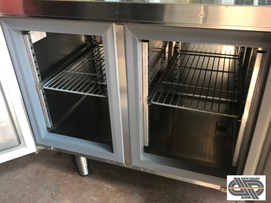 interieur d'une table frigo de restaurant