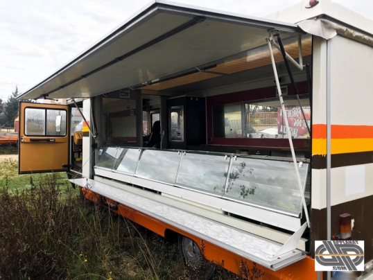 Camion magasin SOVAM panoramique VL S350E1 emmenagé avec une ligne de vitrines