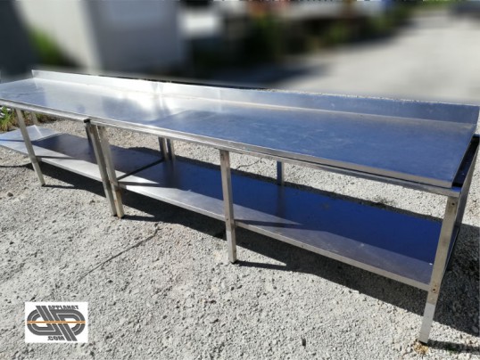 Grande table de travail inox professionnel avec étagère