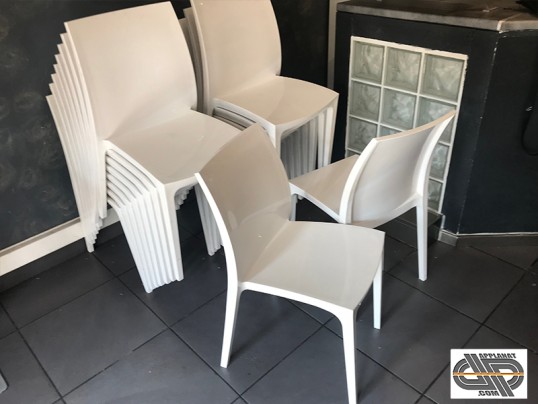 lot de chaise plastique blanches