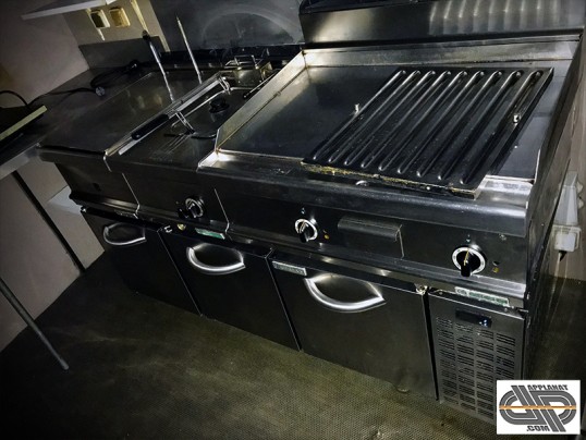 un soubassement réfrigéré 3 portes groupe un top grillade chrome lisse une friteuse 8 litres un bac de salage à chauffe frites