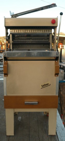 Trancheuse à pain  Marque Sofinor  Largeur de coupe 41 cm