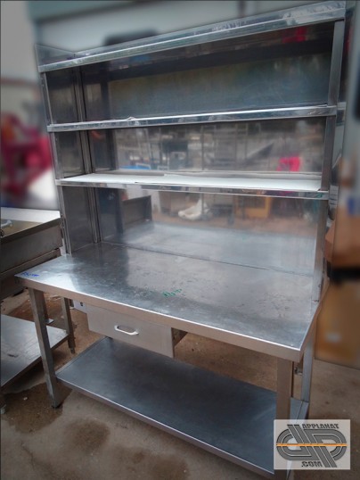 Table en inox avec fonctionnel mural et crédence inox