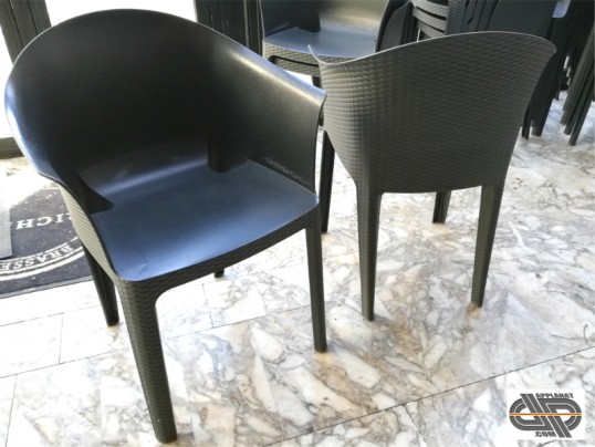 Lot 25 fauteuils Felicia anthracite en polypropylène par S. Giovannoni