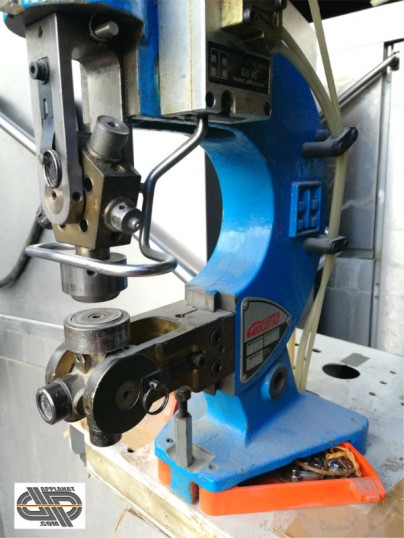 Machine pour application de boutons et rivets pneumatique 