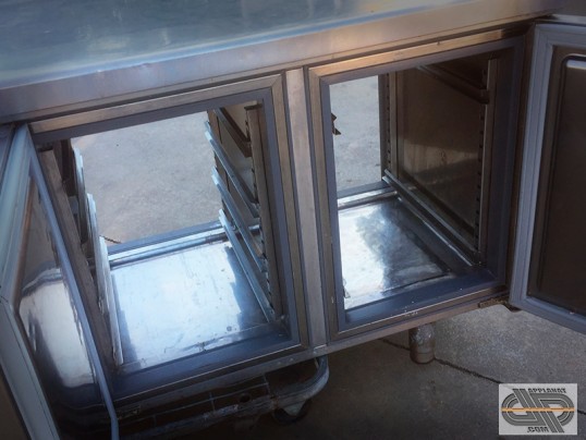 table réfrigérée traversante pour cuisine professionnelle 