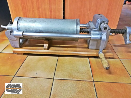 Poussoir à viande horizontal manuel de table 8 Kg