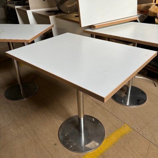 Petites tables blanches 60x80 cm sur pieds chromés occasion