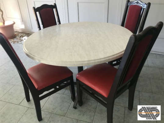 Tables a plateau rond de restaurant , avec 4 chaises