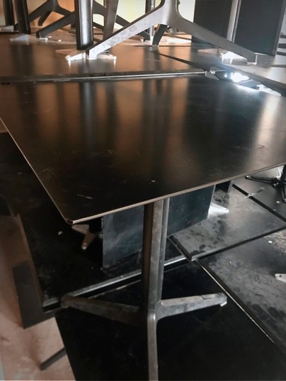 Lot 36 tables noires - pied fer en tripode- plateau slim 59 x 59 cm