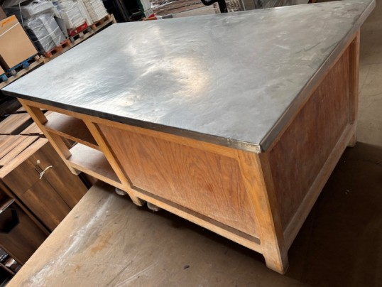 Vue arrière d’une table de boulangerie artisanale en bois massif avec plateau inox. Un meuble professionnel d’occasion atypique, style rustique, conçu