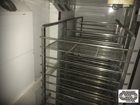 Ingterieur d'une chambre tunnel fermentation contrôlée avec des chariots en inox