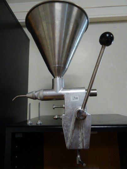 Petite injecteuse à crème manuelle de table pour la pâtisserie