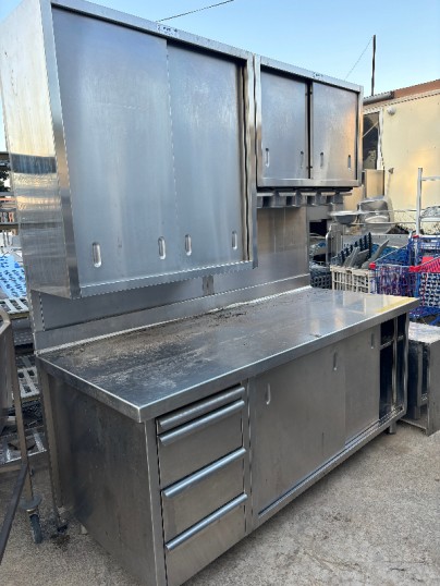 Grand meuble professionnel tout inox avec multiples espaces de rangement