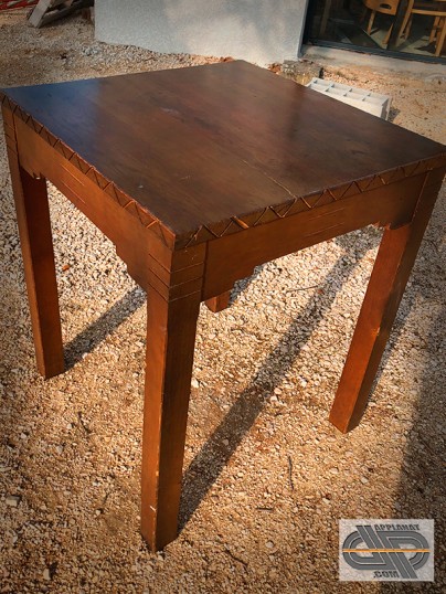 Tables bistrot bois massif plateau carre 60cm  80cm à bord sculpté Discrets filets gravé en haut des pieds et sur bandeaux latéraux, Frise à chevrons 