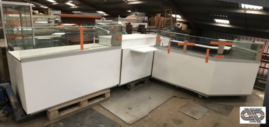 Ensemble magasin pour boulangerie patisserie vitrines blanches, forme en S